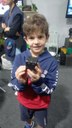Gael, filho do professor Matheus e da professora Ágatha, montando um cubo impresso pela impressora 3D de um projeto da Unespar..jpeg